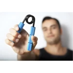 Entrenador de agarre azul metálico con resorte negro en mano masculina, ideal para fortalecer antebrazos.