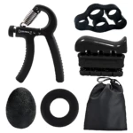 Kit de ejercitadores de mano negros: agarre ajustable, expansor de dedos, pelota texturizada, anillo y bolsa.