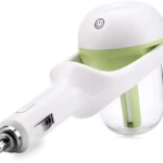 Humidificador y ambientador de carro ultrasónico blanco y verde, con luz LED, diseño compacto para auto.