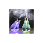 Humidificador difusor con forma de bombilla, uno morado con piedras, otro verde con palmeras, emitiendo vapor.