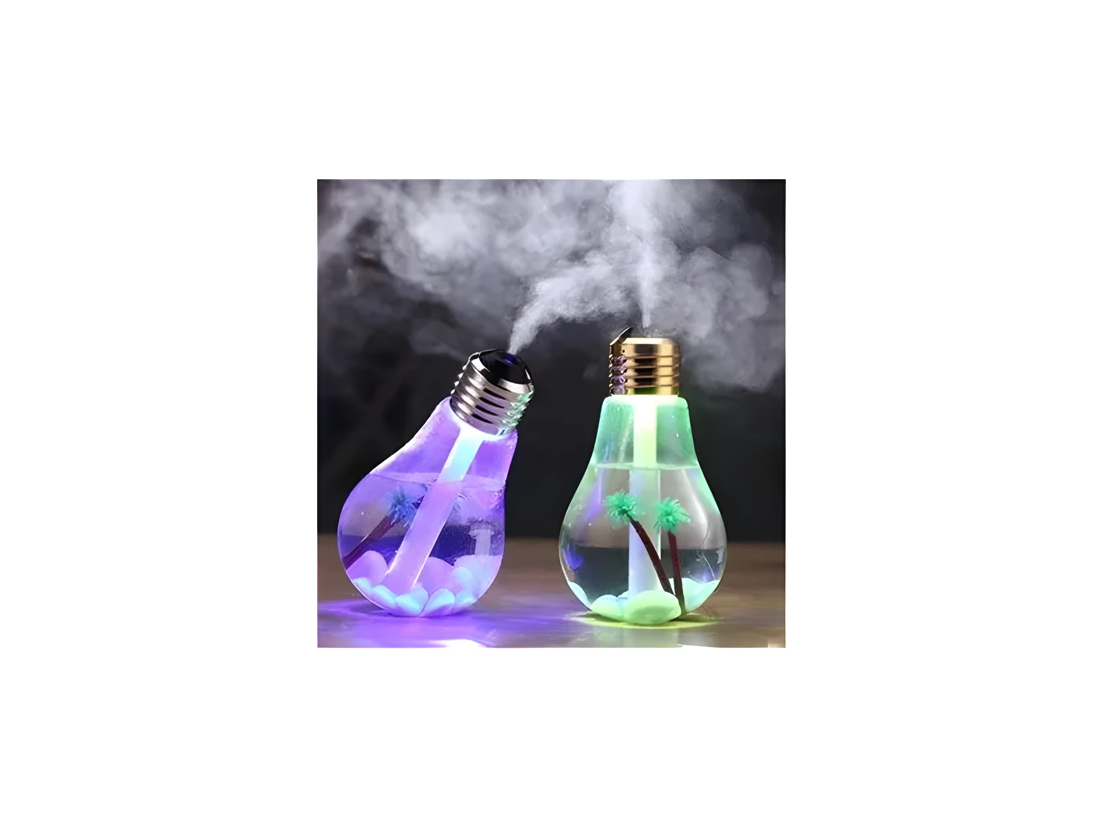 Humidificador difusor con forma de bombilla, uno morado con piedras, otro verde con palmeras, emitiendo vapor.