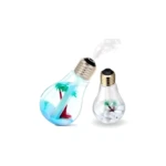 Humidificador difusor con diseño de bombilla, terrario con palmeras y vapor azul.