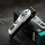 Cortadora de cabello inalámbrica VGR blanca con diseño de calavera, pantalla digital, cuchillas doradas de acero.