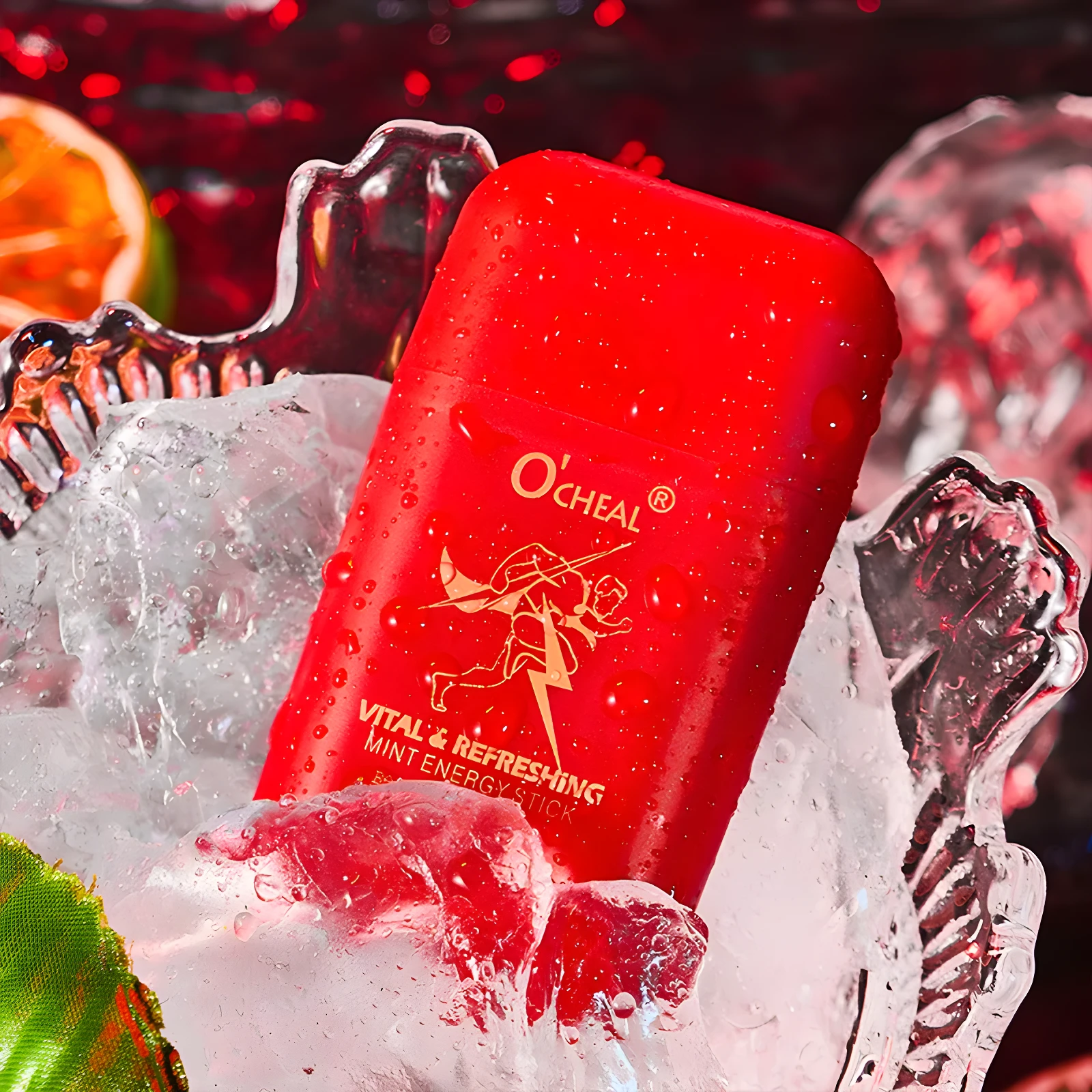 Inhalador O'Cheal rojo con menta, cubierto de gotas de agua y hielo, fondo rojo borroso.