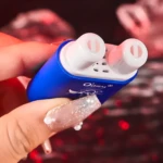 Set x2 inhaladores azules con doble boquilla blanca. Vista cercana en mano con uñas decoradas.