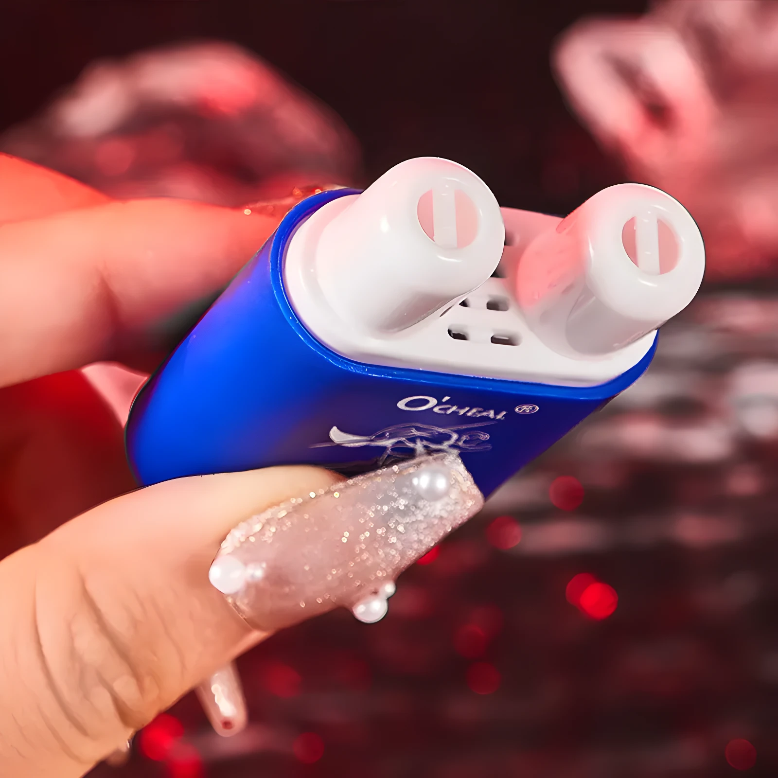 Set x2 inhaladores azules con doble boquilla blanca. Vista cercana en mano con uñas decoradas.