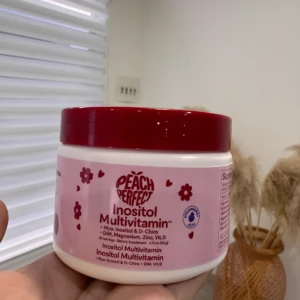 Tarro de suplemento en polvo Peach Perfect sabor fresa-acai, enfocado en salud hormonal con inositol, DIM, magnesio, zinc y vitamina D, 135 g.