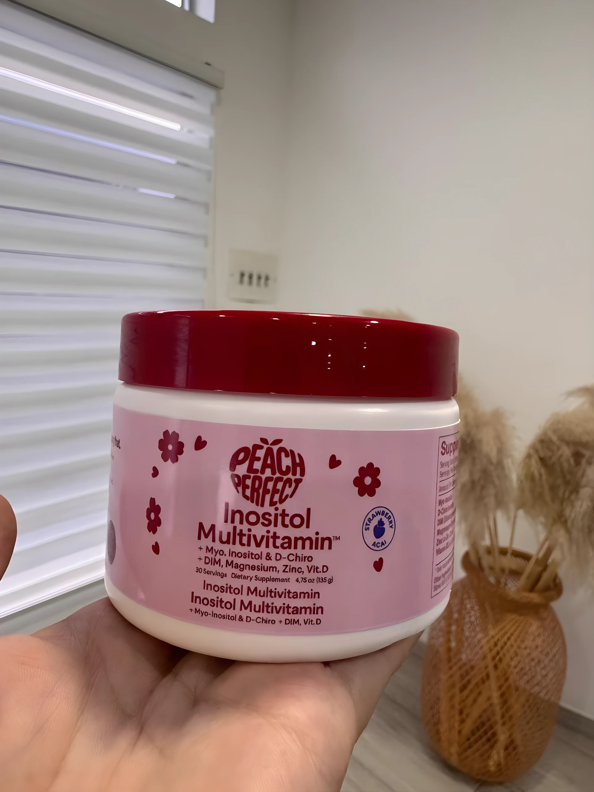 Tarro de suplemento en polvo Peach Perfect sabor fresa-acai, enfocado en salud hormonal con inositol, DIM, magnesio, zinc y vitamina D, 135 g.