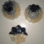 Jabones artesanales de carbón activado y cúrcuma, forma de flor y estrella, degradado oscuro a claro, para piel grasa.