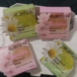 Set x2 Jabón Rubyskin Sakura: uno verde con manzanilla y otro rosa con flores de cerezo, 100g cada uno.