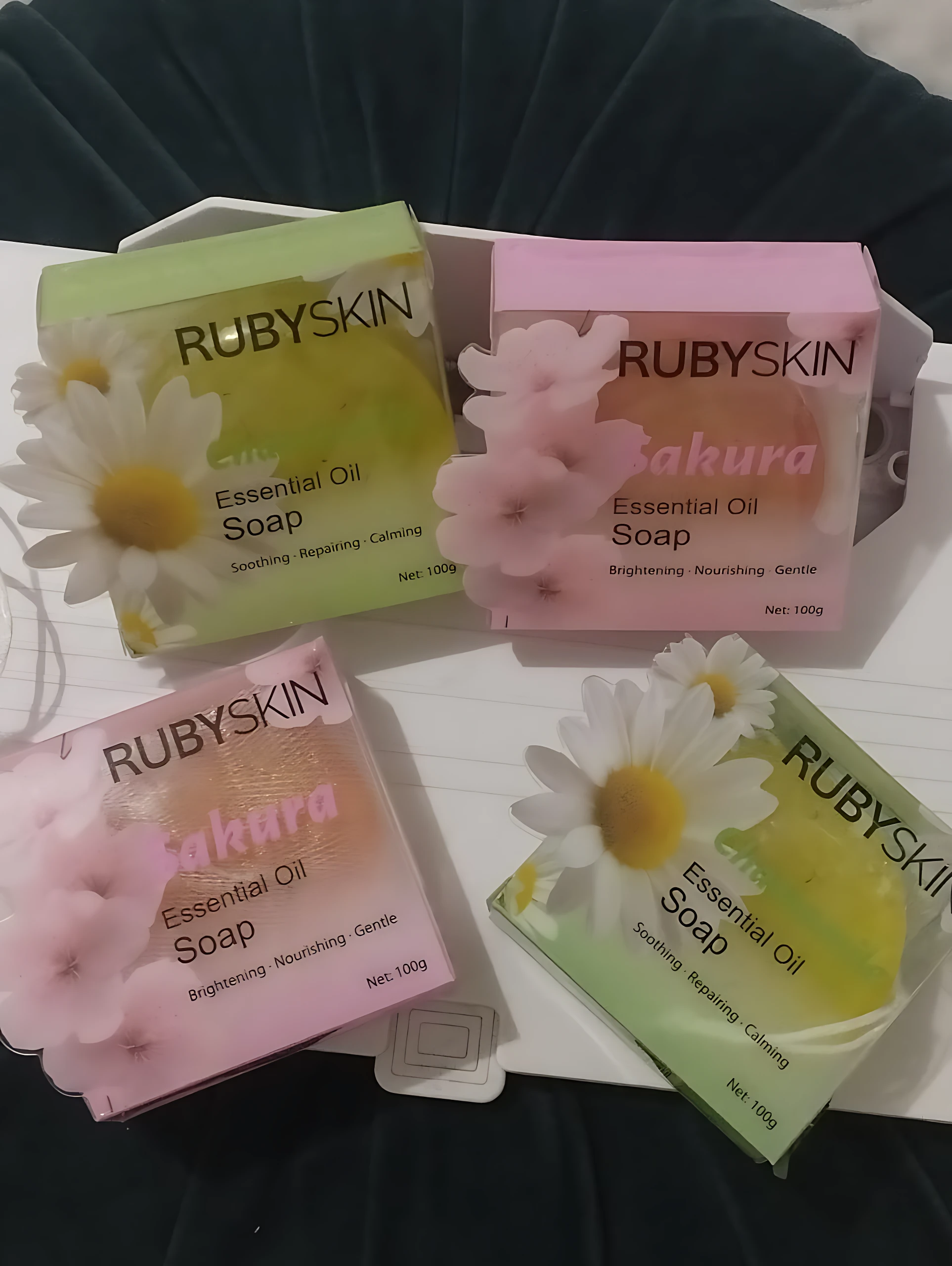 Set x2 Jabón Rubyskin Sakura: uno verde con manzanilla y otro rosa con flores de cerezo, 100g cada uno.