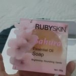 Jabón en gel Rubyskin Sakura con flores rosadas, 100g, para piel clara, hidratada y luminosa.