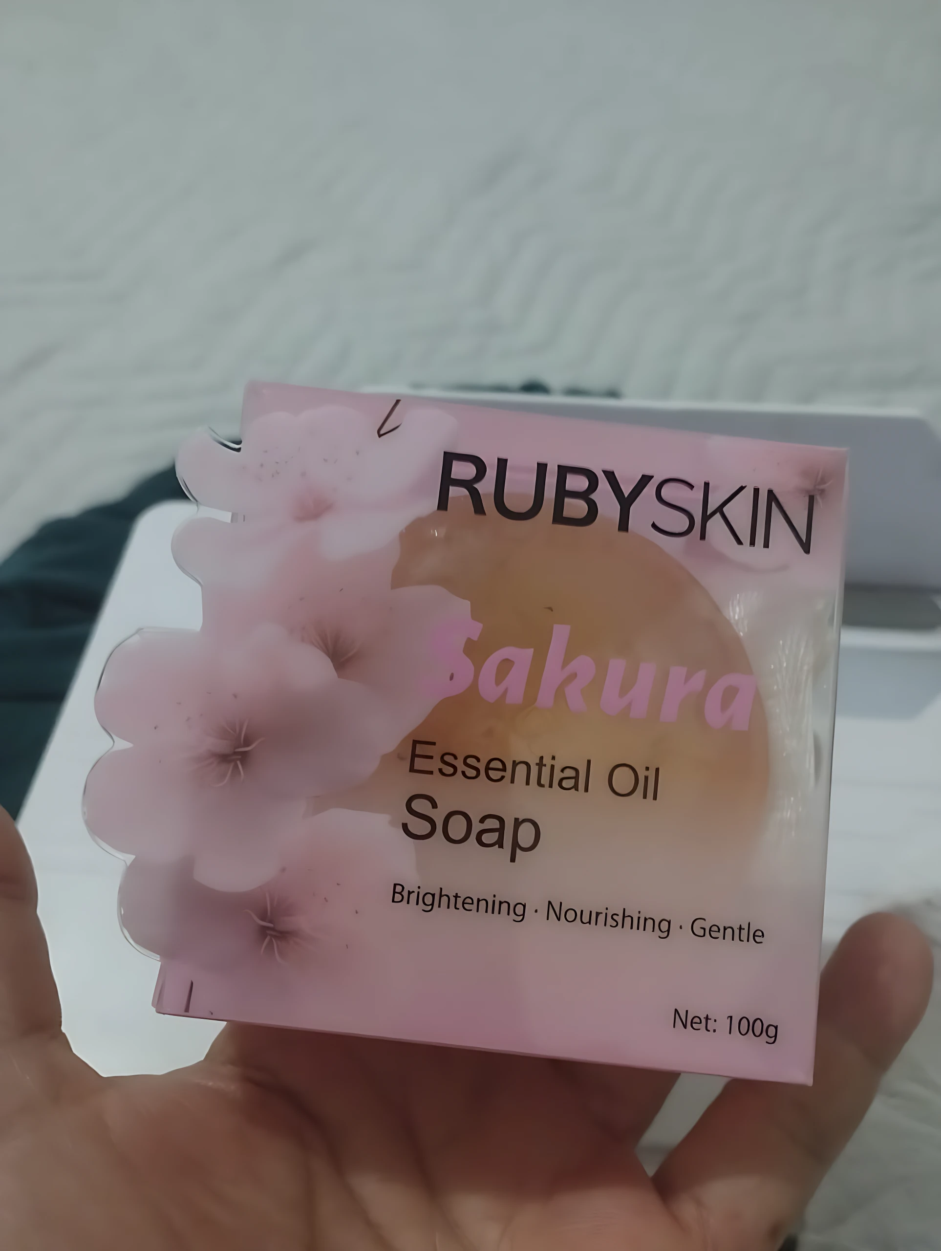 Jabón en gel Rubyskin Sakura con flores rosadas, 100g, para piel clara, hidratada y luminosa.