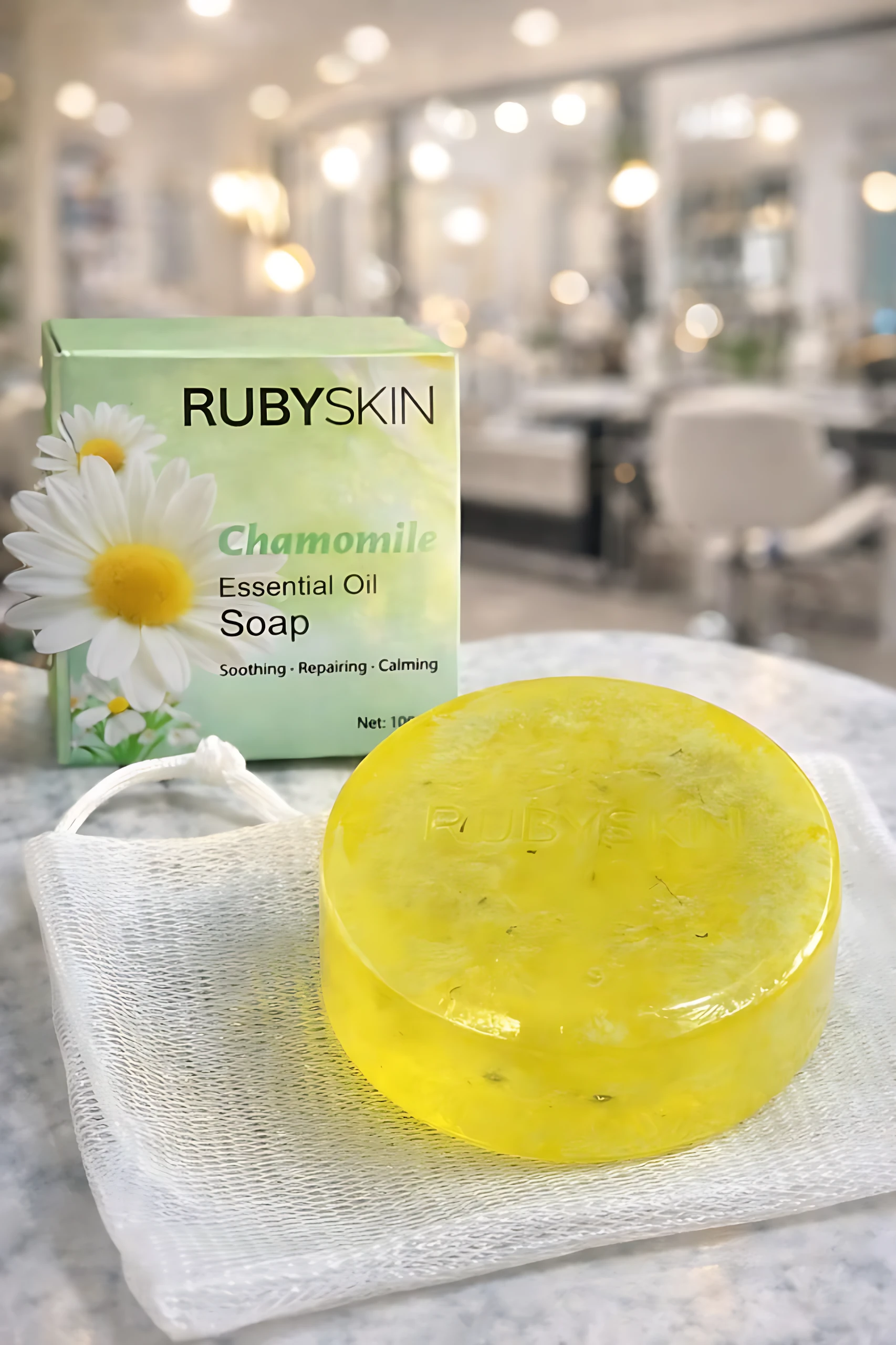Jabón en gel Rubyskin de camomila, transparente y amarillo, con texto grabado, sobre malla blanca.