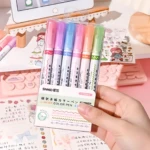 Juego de 6 rotuladores de trazo curvo en colores pastel, ideal para decorar cuadernos y manualidades.
