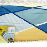 Juego de sábanas Lory 180 hilos tamaño Doble (140x190 cm), diseño geométrico azul, verde claro y amarillo sobre fondo blanco, presentado en empaque.