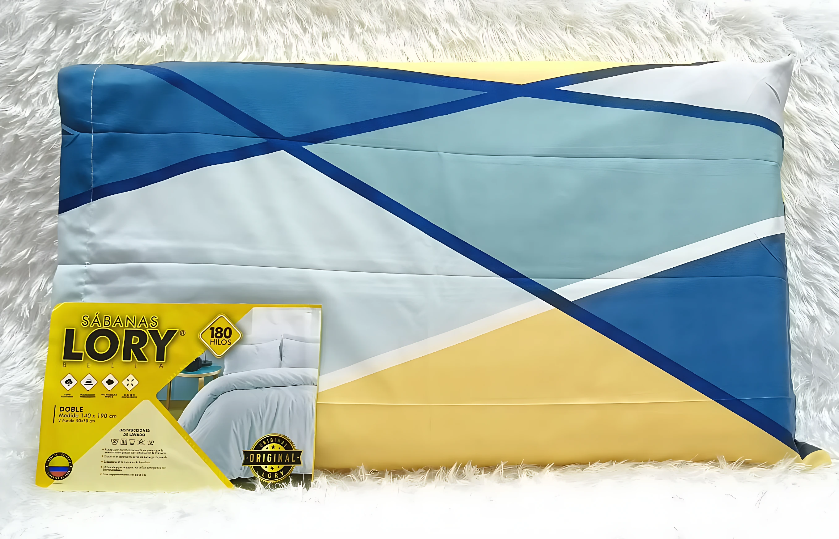 Juego de sábanas Lory 180 hilos tamaño Doble (140x190 cm), diseño geométrico azul, verde claro y amarillo sobre fondo blanco, presentado en empaque.