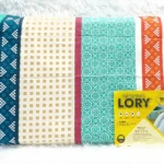 Juego de sábanas Lory Doble 140x190 cm con diseño geométrico y floral en turquesa, beige y naranja. Presentación doblada.