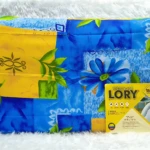 Juego de sábanas Lory 180 hilos, tamaño doble (140x190 cm), diseño azul con flores y detalles amarillos, sobre fondo blanco esponjoso.