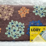 Juego de Sábanas Lory Doble 140x190 cm estampado de flores en tonos café, azul, naranja y menta. Incluye 2 fundas.