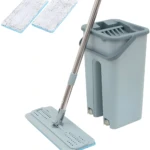 Trapeador gris con balde de lavado y dos paños de microfibra, sistema manos libres.