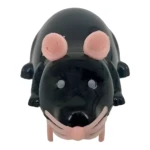 Juguete interactivo para gatos, ratón negro brillante con orejas y boca rosadas, ojos grises.