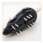 Juguete para gatos interactivo en forma de ratón negro brillante con vibrisas y cola rosadas.
