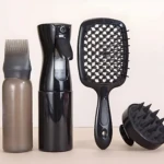 Kit 4 cepillos cuidado capilar: atomizador, cepillo desenredante negro y masajeador cuero cabelludo.