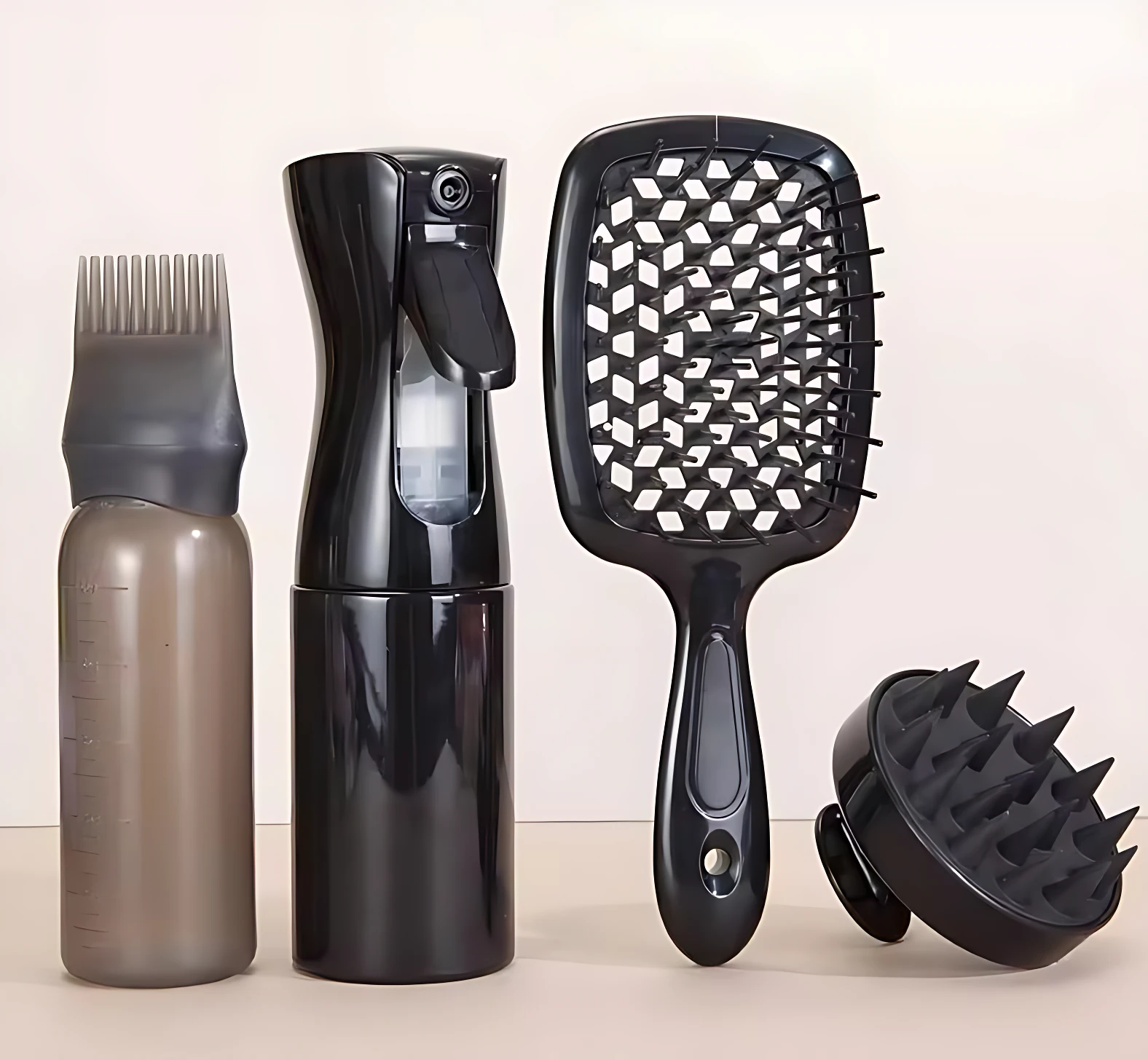 Kit 4 cepillos cuidado capilar: atomizador, cepillo desenredante negro y masajeador cuero cabelludo.