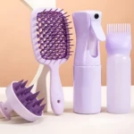 Kit 4 cepillos capilares violetas: cepillo desenredante, aplicador, cepillo masajeador y atomizador.