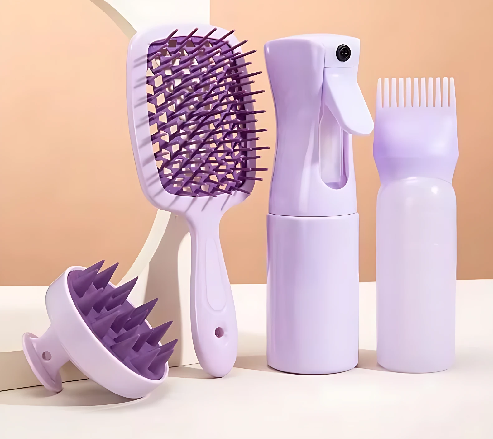 Kit 4 cepillos capilares violetas: cepillo desenredante, aplicador, cepillo masajeador y atomizador.
