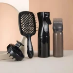 Kit 4 cepillos negros cuidado capilar: cepillo ventilado, aplicador tinte, atomizador y masajeador cuero cabelludo.