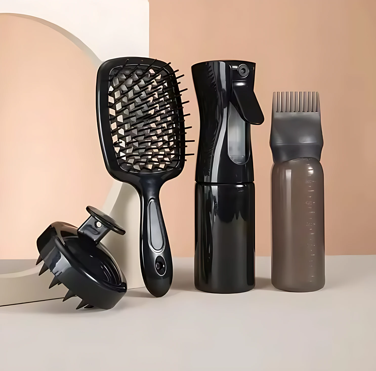 Kit 4 cepillos negros cuidado capilar: cepillo ventilado, aplicador tinte, atomizador y masajeador cuero cabelludo.