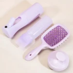 Kit 4 cepillos cuidado capilar morados: atomizador, aplicador de tinte, cepillo ventilado y masajeador de cuero cabelludo.