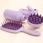 Kit 4 cepillos morados para el cuidado capilar: cepillo desenredante, cepillo masajeador y envase.