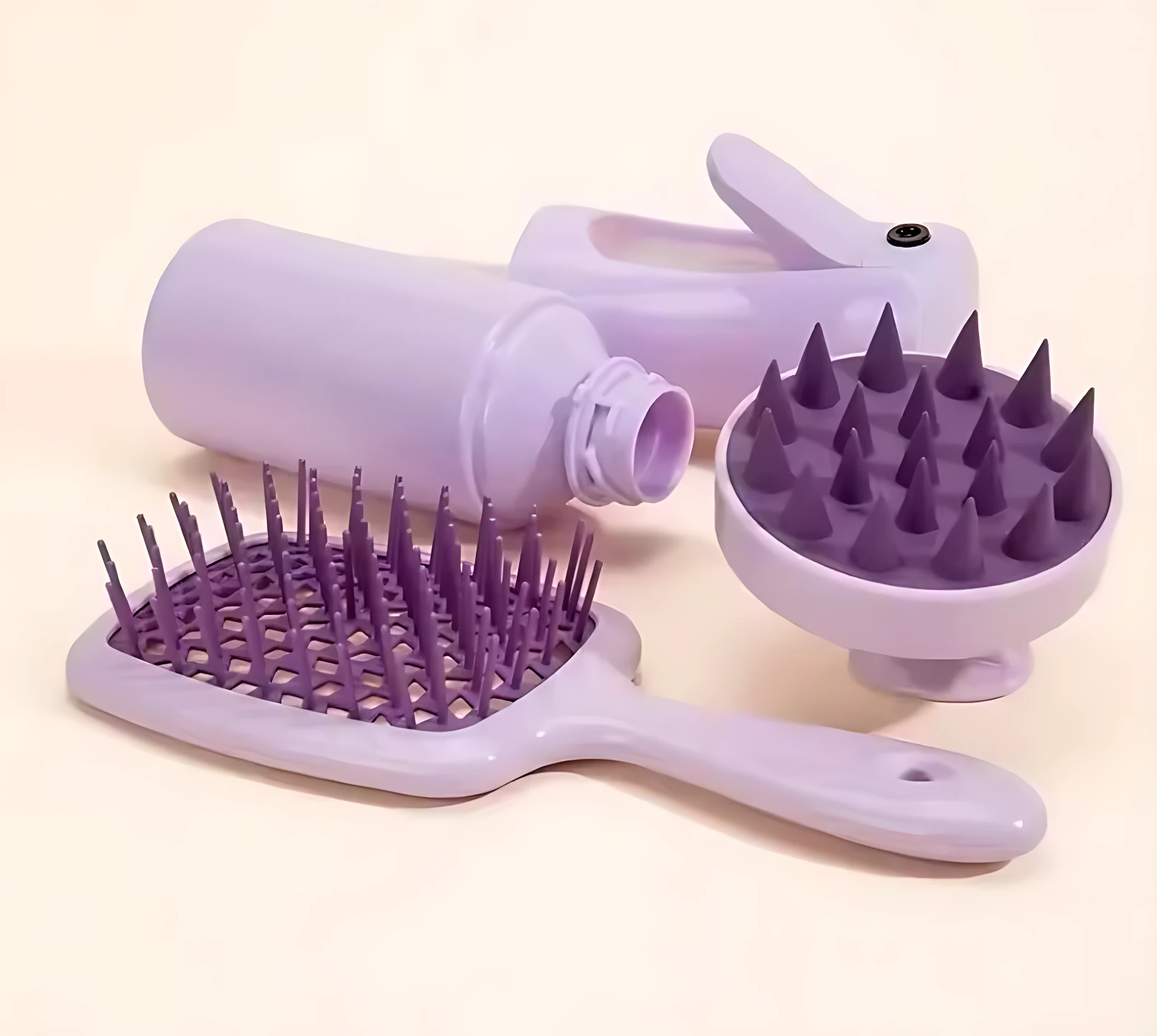 Kit 4 cepillos morados para el cuidado capilar: cepillo desenredante, cepillo masajeador y envase.