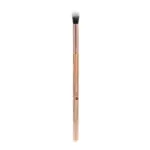 Brocha para maquillaje de ojos Trendy, mango metálico color oro rosado con cerdas blancas y negras para aplicación precisa.