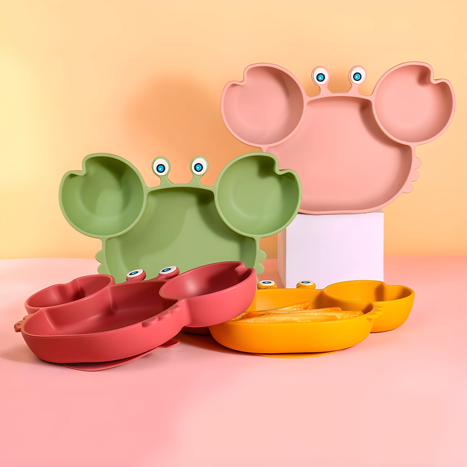 Kit cangrejo vajilla adherente silicona bebé, verde y rosa, con cubiertos y compartimentos.