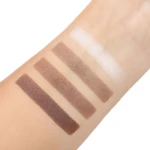 Muestras de color de kit de cejas en 4 tonos marrones y 1 beige sobre piel clara.