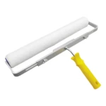 Rodillo de pintura blanco para paredes y techos con mango amarillo ergonómico y marco metálico ajustable.