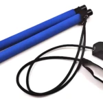 Kit de ejercicio con barras azules y banda de resistencia negra para pilates y yoga.