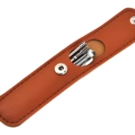 Estuche de cuero café con kit de limpieza de oídos de acero inoxidable.