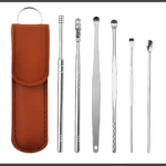 Set de 6 limpiadores de oídos de acero inoxidable con estuche marrón de cuero.