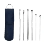 Set de 6 limpiadores de oídos de acero inoxidable en estuche azul, para limpieza personal.
