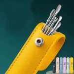 Set de 6 herramientas metálicas para limpieza de oídos en estuche amarillo con broche.