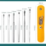 Kit limpieza oídos con 6 piezas metálicas de diferentes tamaños y estuche amarillo.