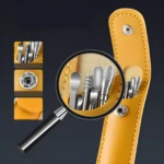 Estuche amarillo con herramientas de limpieza de oídos de metal, mostrado con lupa.