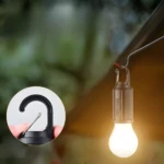 Lámpara colgante recargable, gancho negro con pin metálico, luz LED cálida, ideal para exteriores.