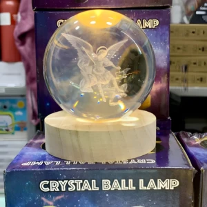 Lámpara de noche de bola de cristal 3D con ángel grabado y base de madera, fondo espacial.
