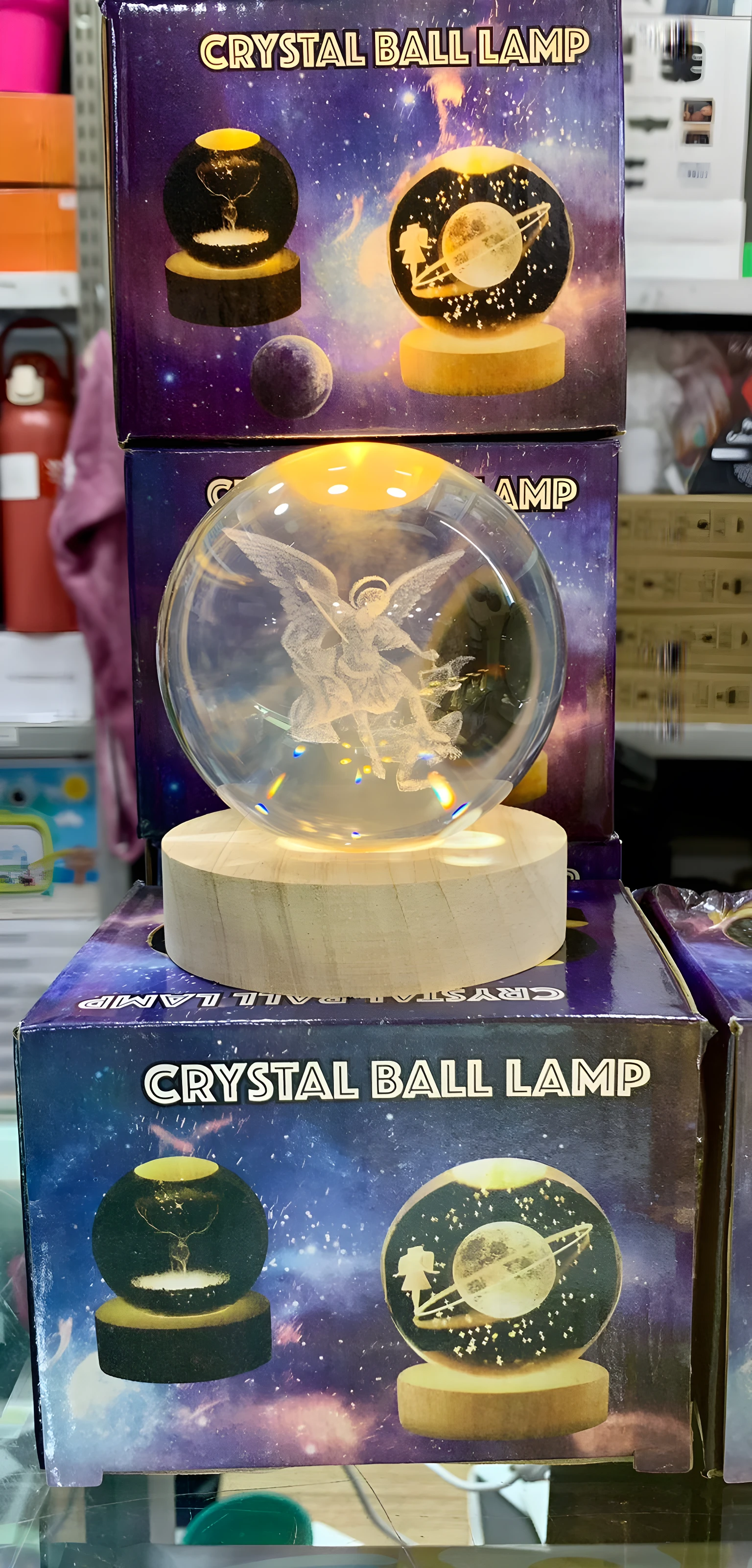 Lámpara de noche de bola de cristal 3D con ángel grabado y base de madera, fondo espacial.